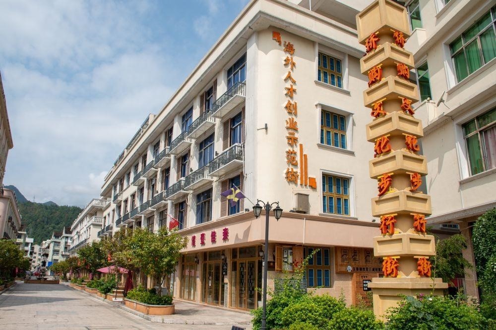 浙江溫州文成縣玉壺鎮(zhèn)是全國(guó)著名僑鄉(xiāng)。近年來(lái)，當(dāng)?shù)胤e極搭建平臺(tái)，吸引華僑回鄉(xiāng)創(chuàng)業(yè)。圖為該鎮(zhèn)的海外人才創(chuàng)業(yè)示范街