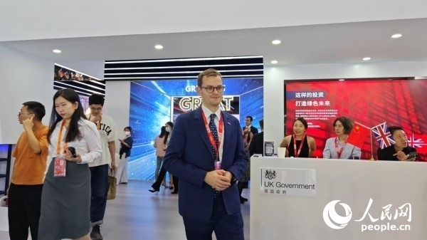 9月2日，英國館館長、英國商業(yè)貿(mào)易部市場推廣主管康鵬接受人民網(wǎng)記者采訪。人民網(wǎng)記者 趙雯博攝