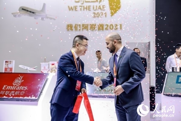 9月3日，阿聯(lián)酋駐華大使館臨時代辦、副館長哈利德·沙赫參贊與中國貿(mào)促會聯(lián)絡(luò)部二級巡視員楊曉軍揭幕阿聯(lián)酋國家館。圖片由阿聯(lián)酋駐華大使館提供