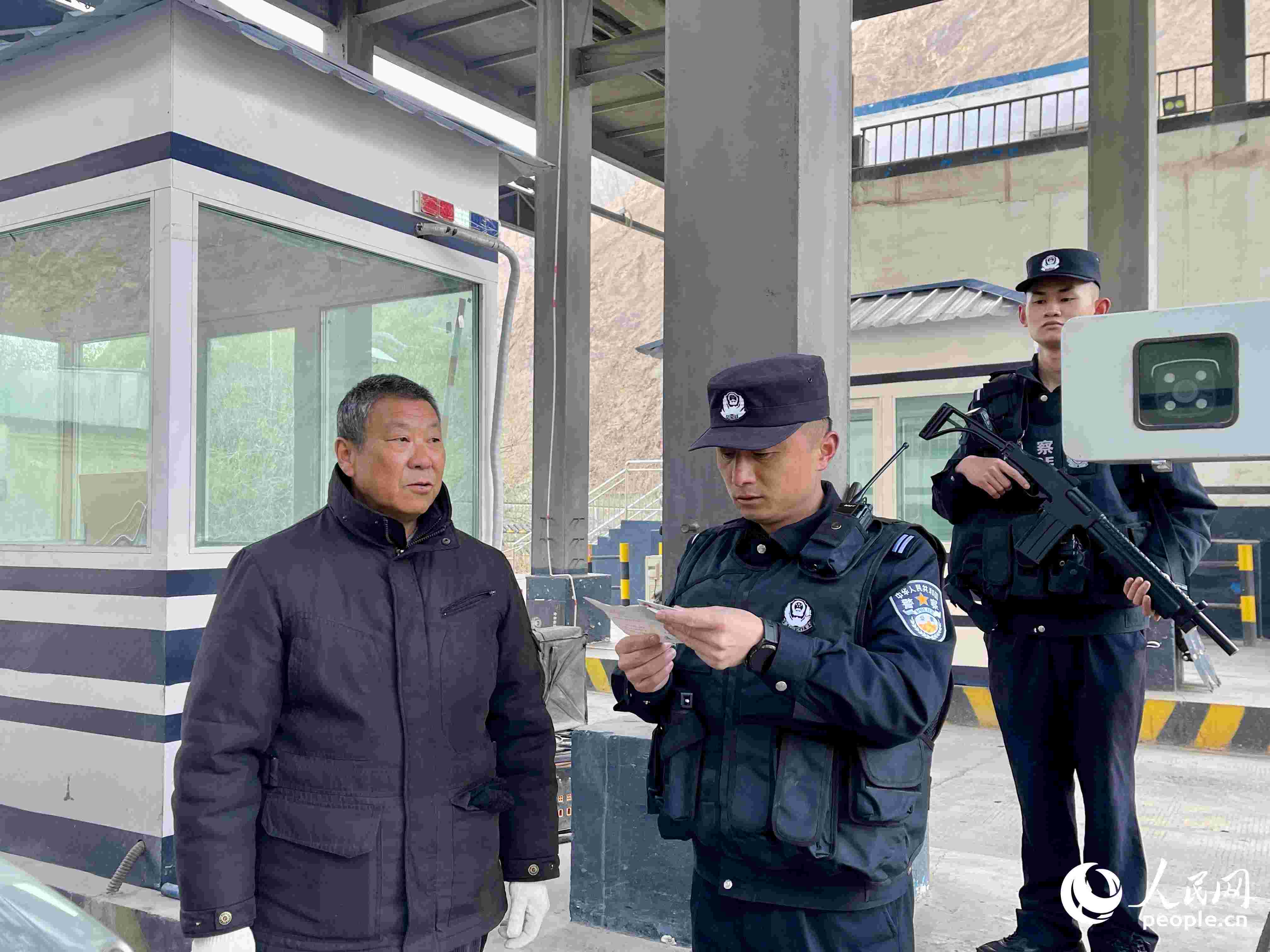 2023年5月10日，在庫地邊境檢查站，陳暢核對進(jìn)出邊境管理區(qū)人員信息。人民網(wǎng) 周靜圓攝