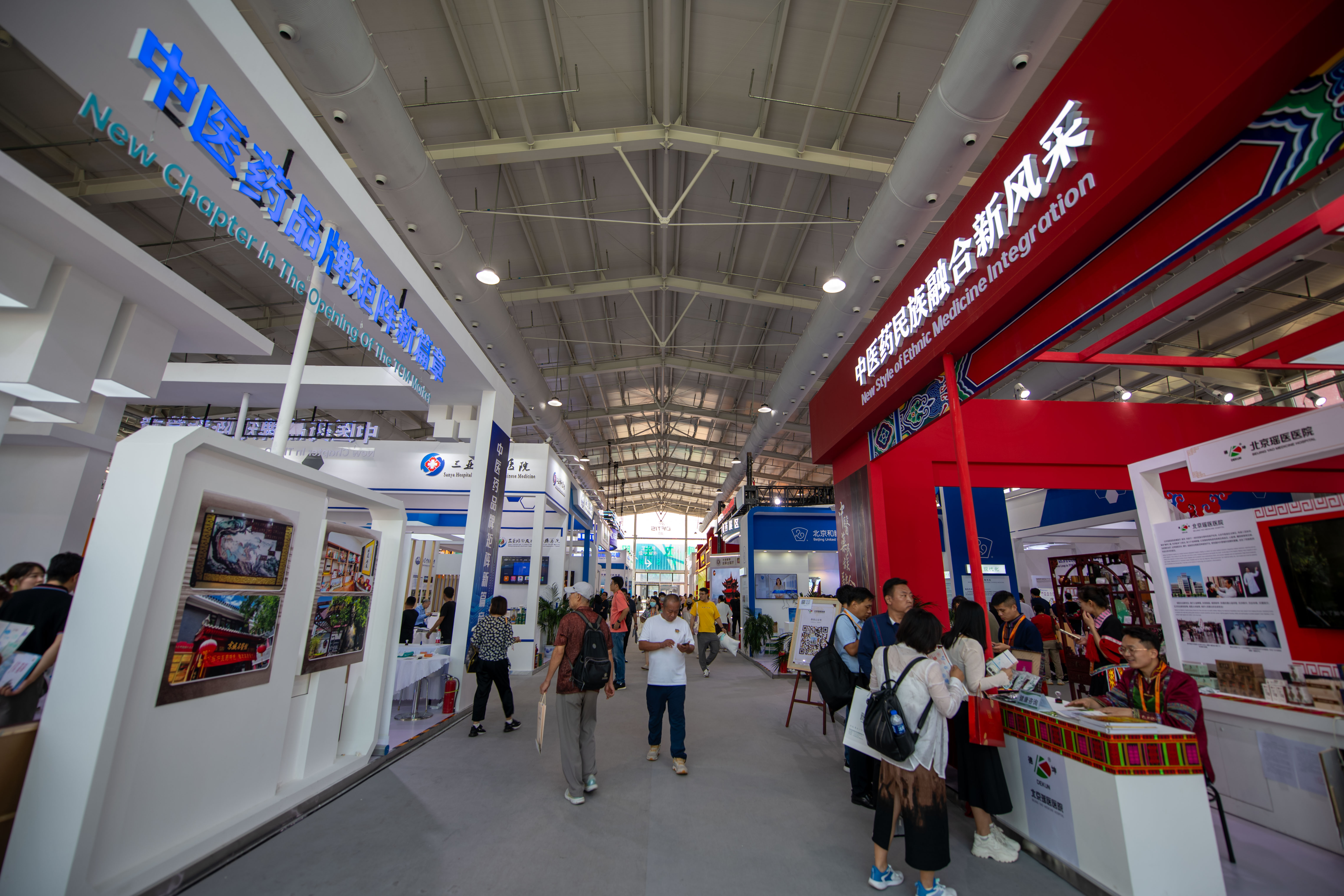 在位于首鋼園的健康衛(wèi)生服務(wù)展區(qū)，觀眾正在參觀。人民網(wǎng)記者 翁奇羽攝