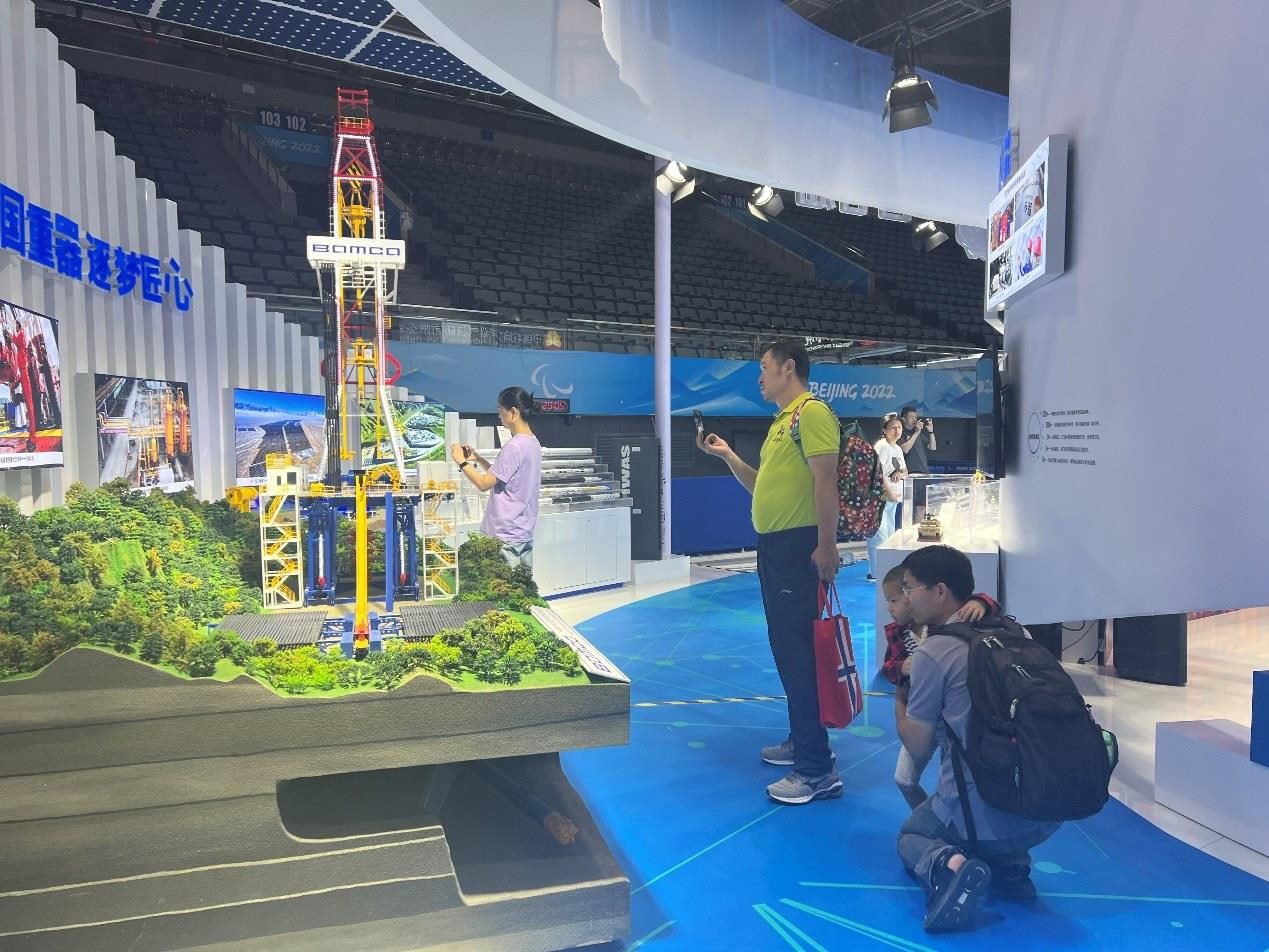 觀展群眾在國家體育館環(huán)境服務展區(qū)。人民網(wǎng) 歐陽易佳攝