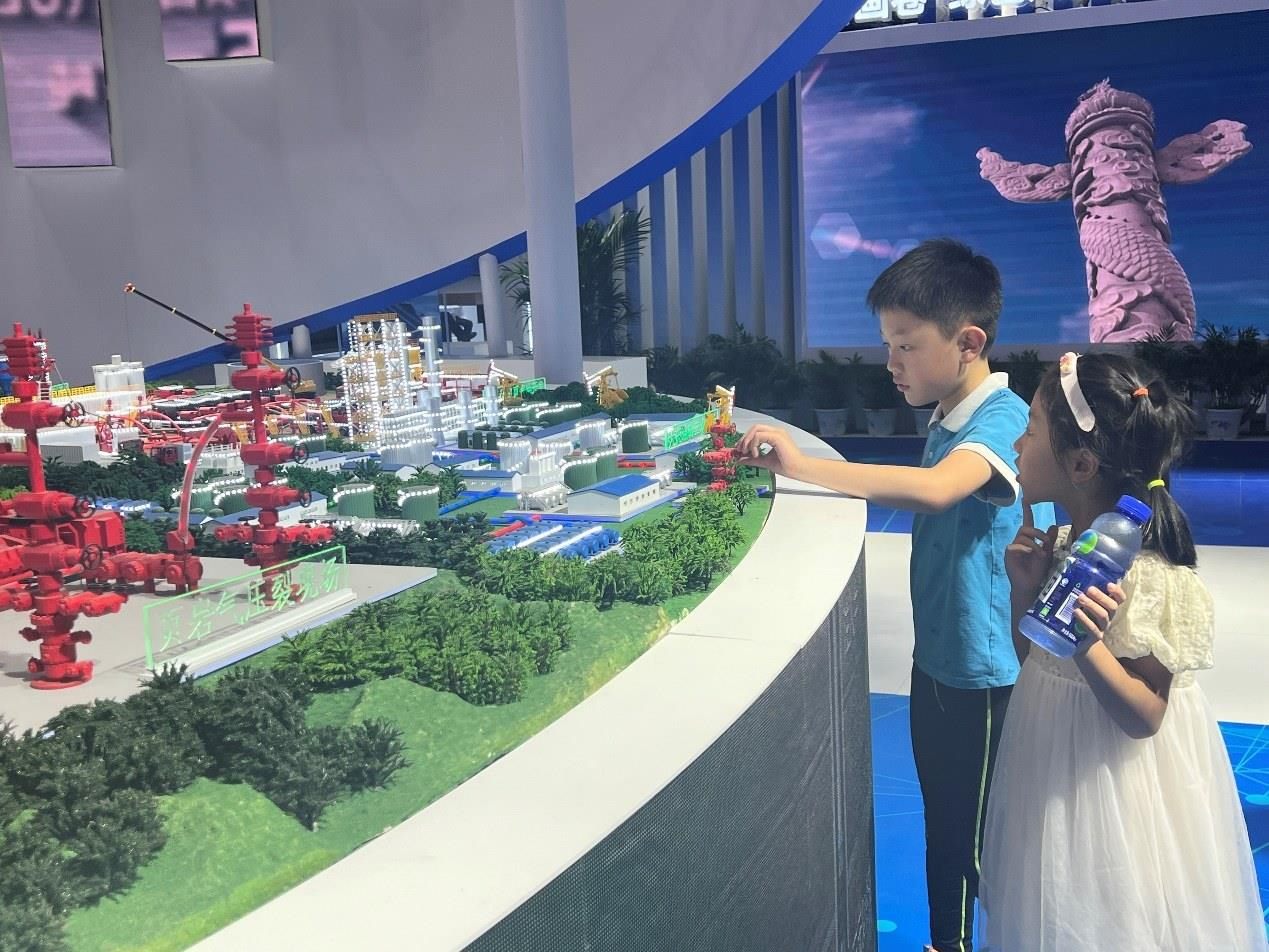 小朋友正在觀看展覽模型。人民網(wǎng) 歐陽易佳攝