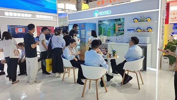 銀行機(jī)構(gòu)“勞動(dòng)者港灣”的服務(wù)理念，吸引觀展群眾上前咨詢。人民網(wǎng)記者 李彤?dāng)z