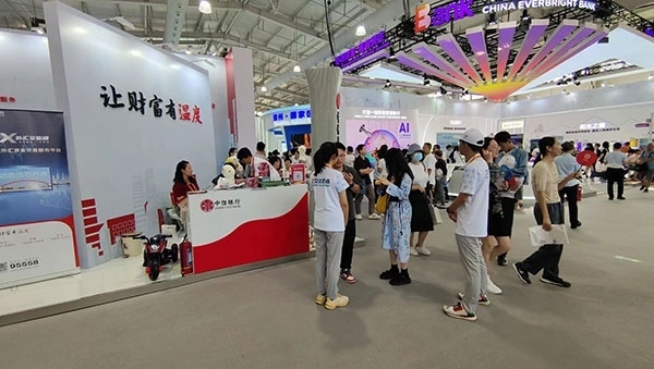 在銀行展臺(tái)，“溫度”成為了高頻詞匯。人民網(wǎng)記者 李彤?dāng)z