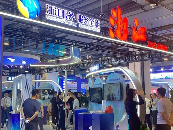 在浙江省交易團(tuán)展區(qū)，數(shù)字支付技術(shù)吸引了觀展群眾的目光。人民網(wǎng)記者 李彤?dāng)z