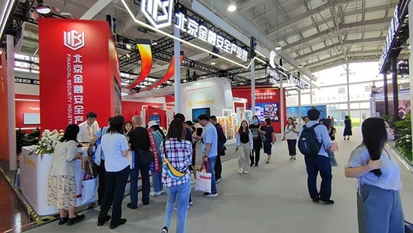 金融安全、投資者教育是金融服務(wù)展區(qū)知識(shí)科普的重要展示環(huán)節(jié)。人民網(wǎng)記者 李彤?dāng)z