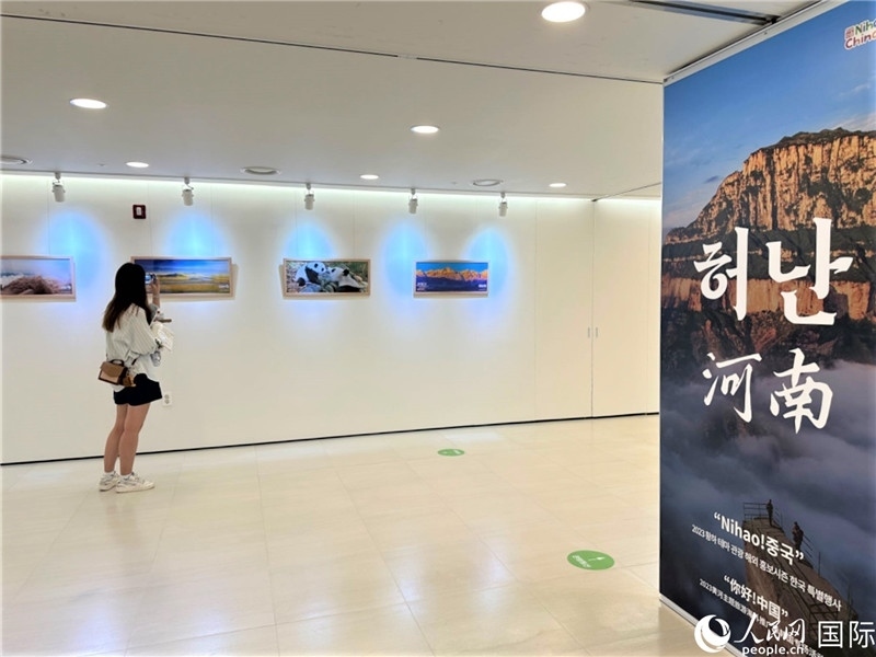 2.民眾參觀“看九曲黃河 聽(tīng)華夏故事”主題展。人民網(wǎng)記者 馬菲攝