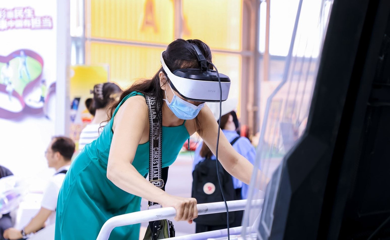 觀眾參與AI體驗。圖片來源：中國國際服務貿(mào)易交易會