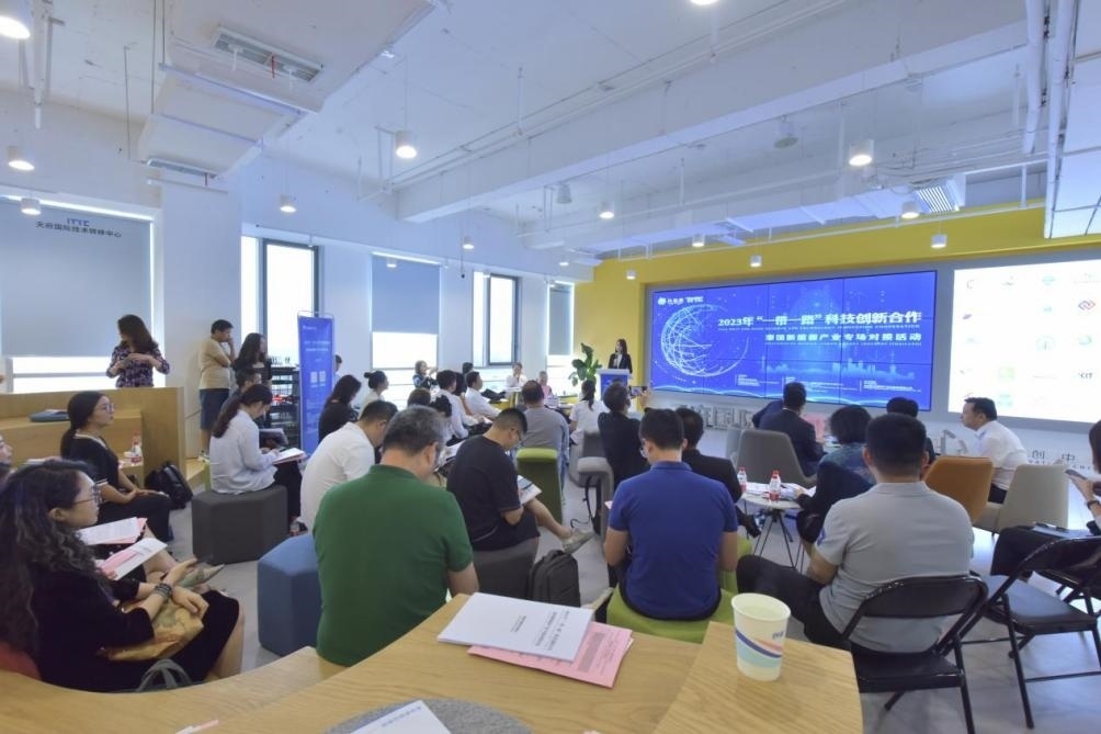 在天府國(guó)際技術(shù)轉(zhuǎn)移中心承辦的2023年“一帶一路”科技創(chuàng)新合作——泰國(guó)新能源產(chǎn)業(yè)專(zhuān)場(chǎng)對(duì)接活動(dòng)中，中泰企業(yè)機(jī)構(gòu)達(dá)成了合作意向。天府國(guó)際技術(shù)轉(zhuǎn)移中心供圖