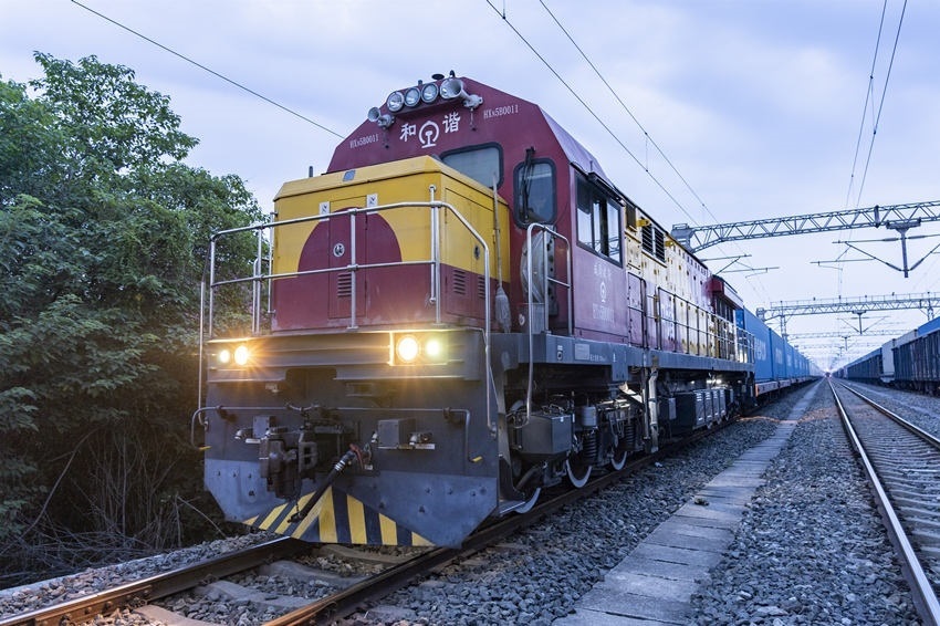 首趟中歐班列（成都）冷鏈專(zhuān)列到達(dá)成都國(guó)際鐵路港。青白江區(qū)委宣傳部供圖