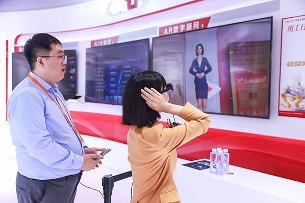 在工商銀行展臺，數(shù)字員工“工曉伴”與觀展游客互動。受訪者供圖
