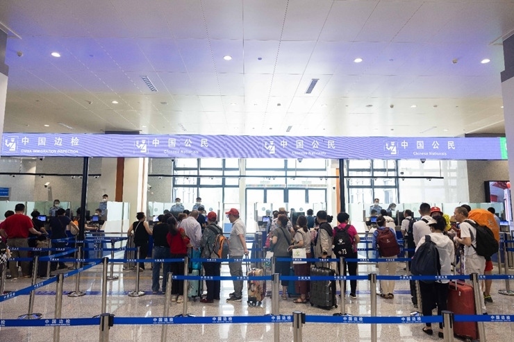 乘坐中老鐵路國(guó)際旅客列車的旅客在磨憨邊檢大廳排隊(duì)候檢。黃遠(yuǎn)飛 攝