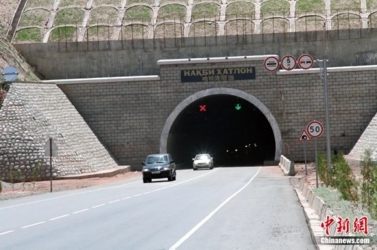 連接塔吉克斯坦南北的重要隧道之一哈特隆隧道由中國路橋承建，是塔國南北公路交通的重要干線道路，對(duì)促進(jìn)塔吉克斯坦南北交流和國民經(jīng)濟(jì)發(fā)展具有重要意義。田冰攝
