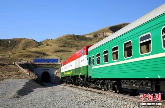 2016年8月24日，塔吉克斯坦“瓦赫達(dá)特-亞灣”鐵路通車。這是絲綢之路經(jīng)濟(jì)帶框架下首個(gè)開工并建成的鐵路項(xiàng)目，具標(biāo)志性意義。圖為火車進(jìn)入由中鐵十九局集團(tuán)有限公司承建的隧道。文龍杰 攝