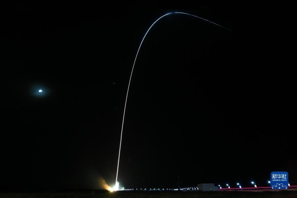 9月7日02時(shí)14分，我國(guó)在酒泉衛(wèi)星發(fā)射中心使用長(zhǎng)征四號(hào)丙運(yùn)載火箭，成功將遙感三十三號(hào)03星發(fā)射升空，衛(wèi)星順利進(jìn)入預(yù)定軌道，發(fā)射任務(wù)獲得圓滿成功。新華社發(fā)（汪江波 攝）