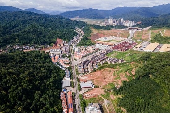 磨憨口岸俯瞰，右前方高層白色建筑群為老撾境內(nèi)。人民網(wǎng)記者 符皓攝