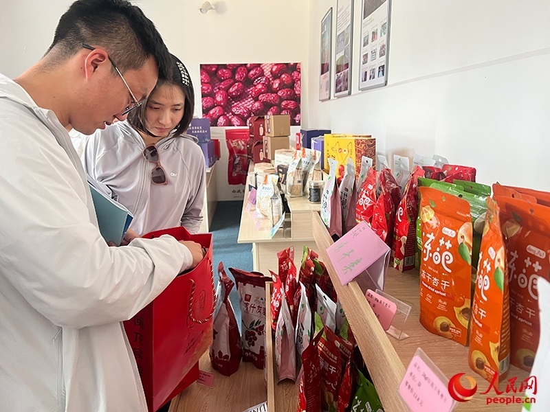 消費(fèi)者在選購產(chǎn)品。人民網(wǎng)記者 常雪梅攝