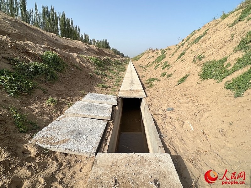打開蓋板，可見水在寬一米、深一米的渠道內(nèi)暢通流過。人民網(wǎng)記者 常雪梅攝