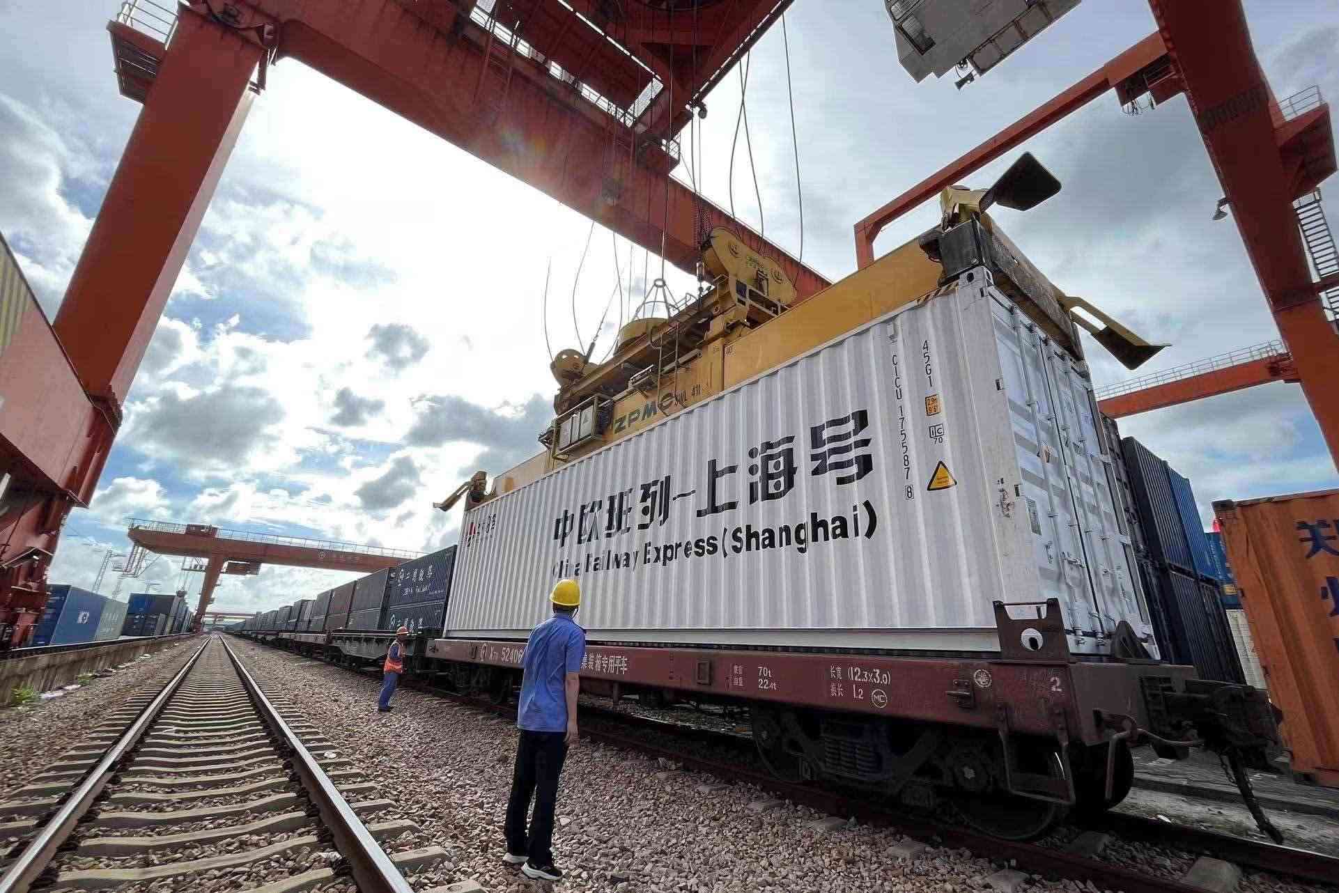 鐵路上海貨運中心閔行站貨場內(nèi)，吊機在貨運員的監(jiān)裝下進(jìn)行裝車落箱作業(yè)。人民網(wǎng) 皇甫萬里攝