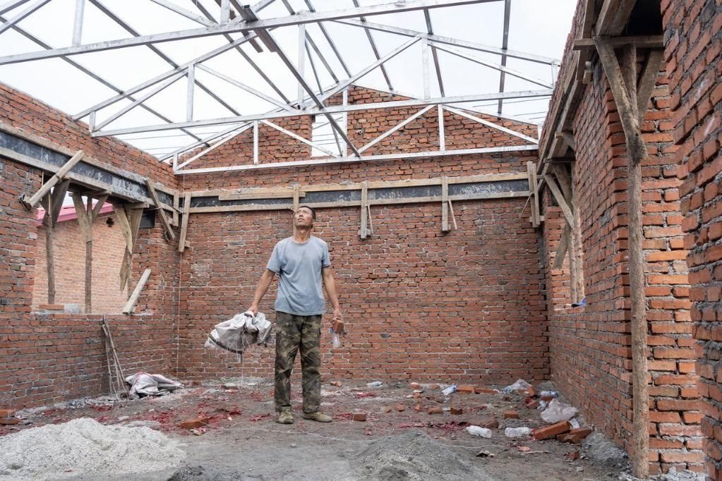 近日，在黑龍江省尚志市老街基鄉(xiāng)基豐村，村民劉環(huán)茂查看新建的房屋。新華社記者 謝劍飛 攝