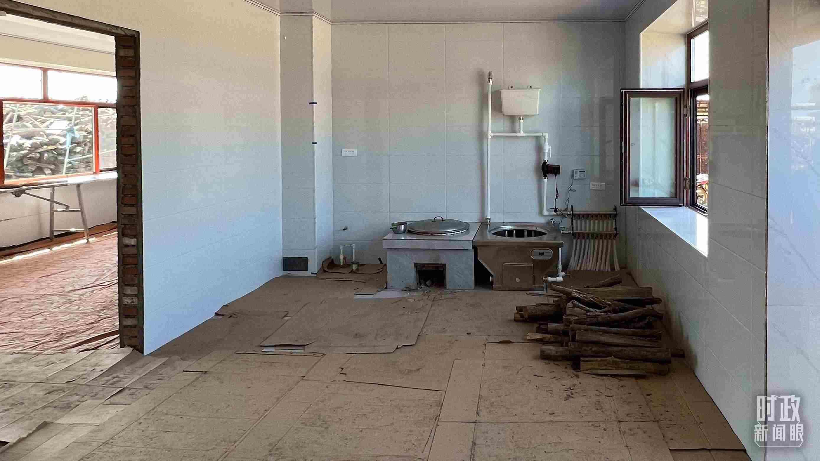 △龍王廟村內(nèi)，受災(zāi)房屋內(nèi)部正在進(jìn)行翻修。（總臺(tái)央視記者邢彬拍攝）