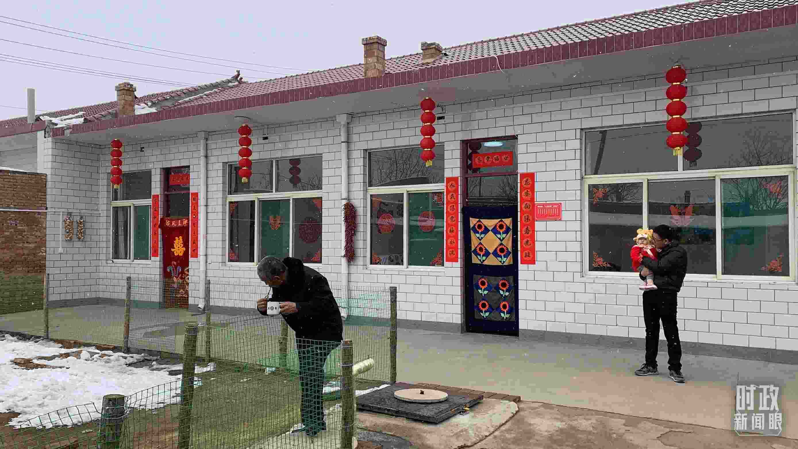 △ 當(dāng)年春節(jié)來臨之前，馮南垣村受災(zāi)村民全部搬進(jìn)了新家。（總臺(tái)央視記者段德文拍攝）