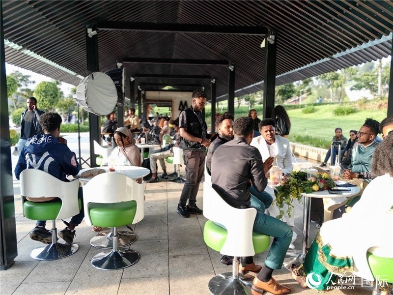 友誼廣場(chǎng)的果汁店一座難求。人民網(wǎng)記者 陳星星攝