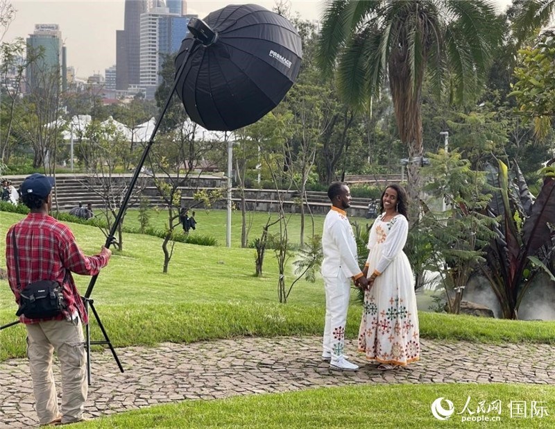 一對(duì)新人在友誼廣場(chǎng)拍照。人民網(wǎng)記者 趙艷紅攝