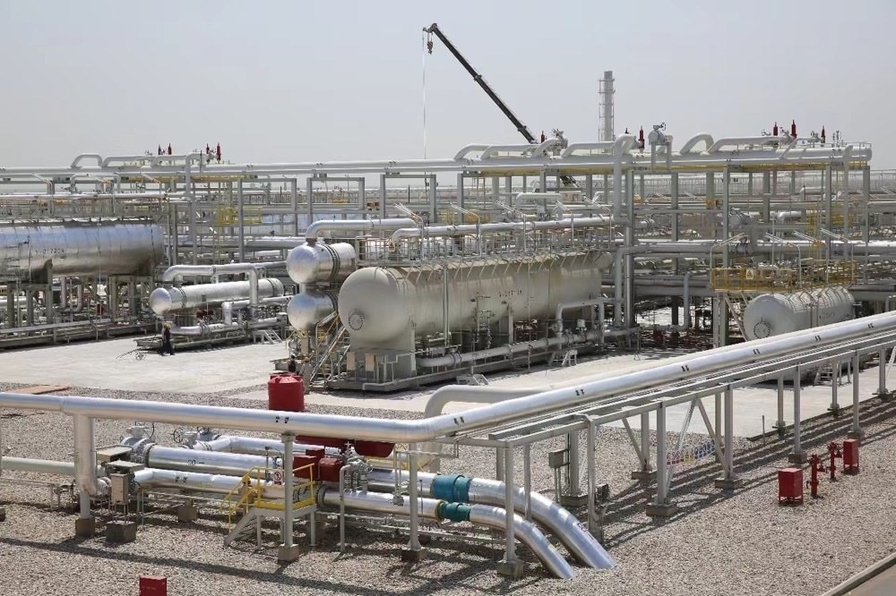 圖為位于伊拉克米桑省阿瑪拉市，由中國石油、道達(dá)爾、馬來西亞石油合資建設(shè)的哈法亞油田油氣處理站。中國石油哈法亞公司/供圖