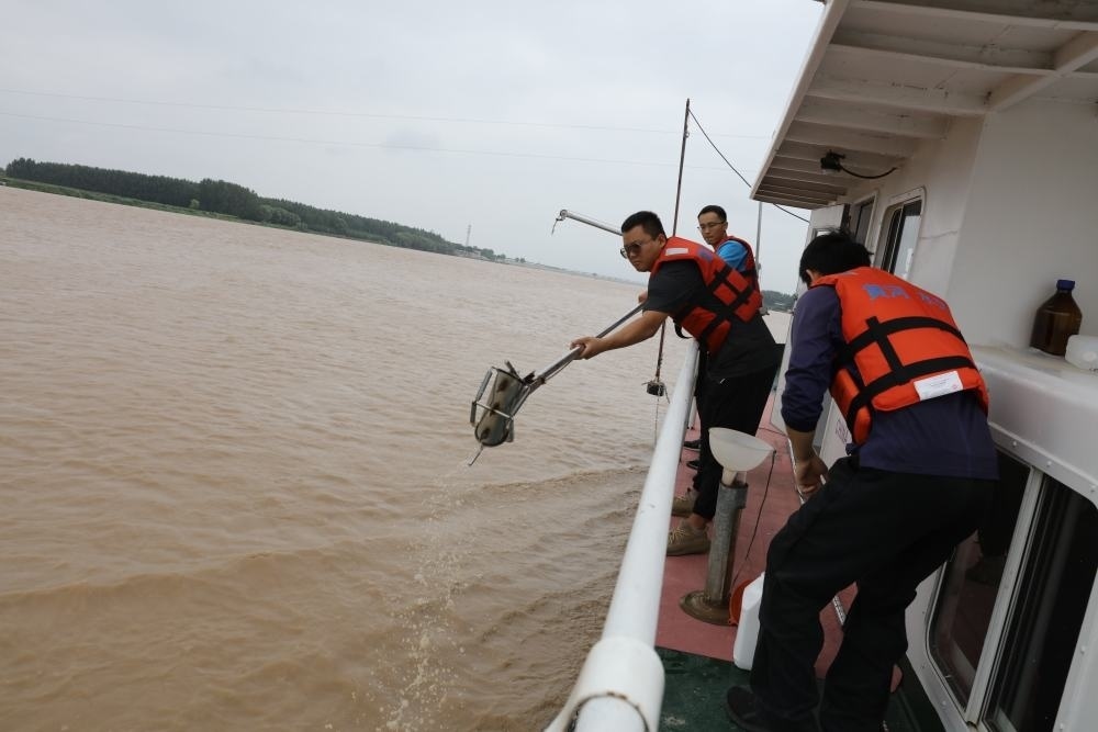 2023年6月29日，調(diào)水調(diào)沙期間，黃河下游利津水文站工作人員在進(jìn)行取沙作業(yè)。新華社記者 劉詩(shī)平 攝