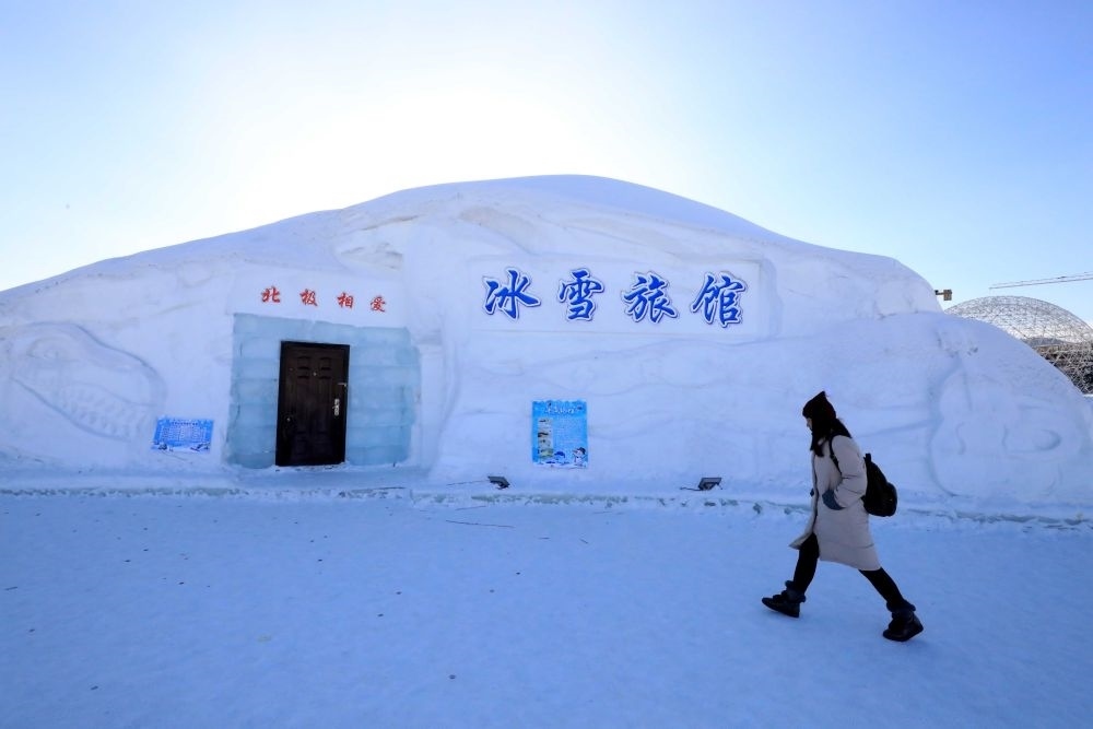 游客從北極村冰雪旅館的一個房間前走過（2018年1月31日攝）。