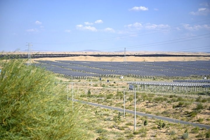 這是2023年8月24日拍攝的內(nèi)蒙古鄂爾多斯市達(dá)拉特光伏基地。新華社記者 賀書(shū)琛 攝