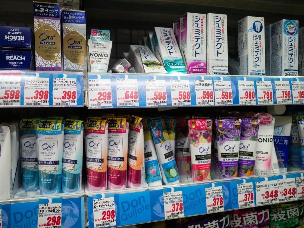 這是8月16日在日本東京新宿一商場(chǎng)拍攝的貨架。新華社記者張笑宇攝