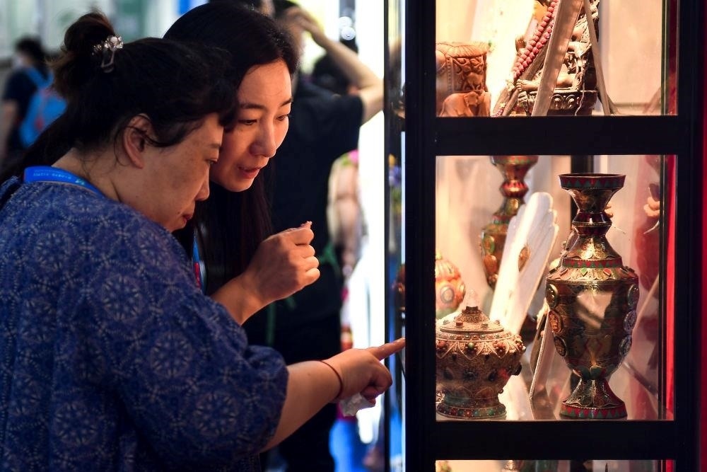 △2023年8月24日，參觀者在第十四屆中國(guó)—東北亞博覽會(huì)現(xiàn)場(chǎng)選購(gòu)尼泊爾特色商品。