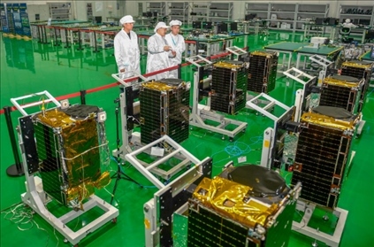 △2022年10月17日，位于吉林長(zhǎng)春的長(zhǎng)光衛(wèi)星技術(shù)股份有限公司科研人員在衛(wèi)星總裝測(cè)試大廳進(jìn)行相關(guān)測(cè)試工作。