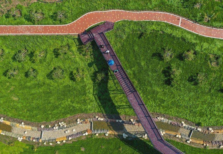 △游人在吉林長(zhǎng)春市九臺(tái)區(qū)清水村千畝苗木花卉休閑旅游觀光產(chǎn)業(yè)園區(qū)參觀游覽。