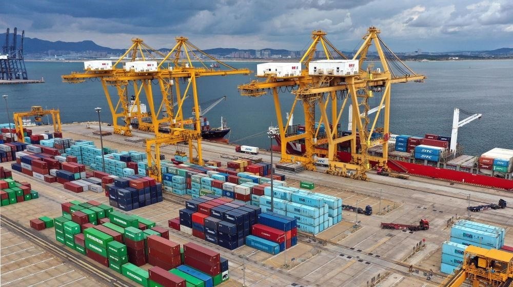 △在遼寧大連市遼寧港口集團(tuán)大連港集裝箱碼頭，貨輪在裝卸集裝箱。