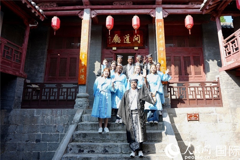 圖為選手們?cè)诤?huì)書(shū)院內(nèi)合影留念。人民網(wǎng) 盧鵬宇攝