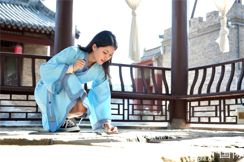 圖為選手在“曲水流觴亭”將“桃心”蠟燭放入渠中。人民網(wǎng) 盧鵬宇攝