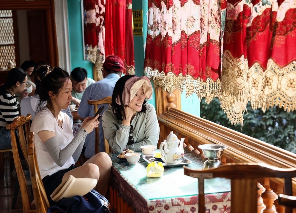 游客在新疆喀什古城景區(qū)百年老茶館內(nèi)品茶小憩（2023年9月7日攝）。新華社記者 蘭紅光 攝