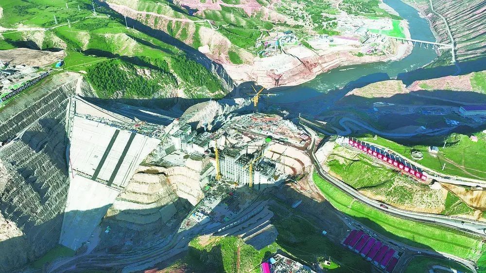瑪爾擋水電站項目建設現場。國家能源集團青?，敔枔跛娬竟﹫D