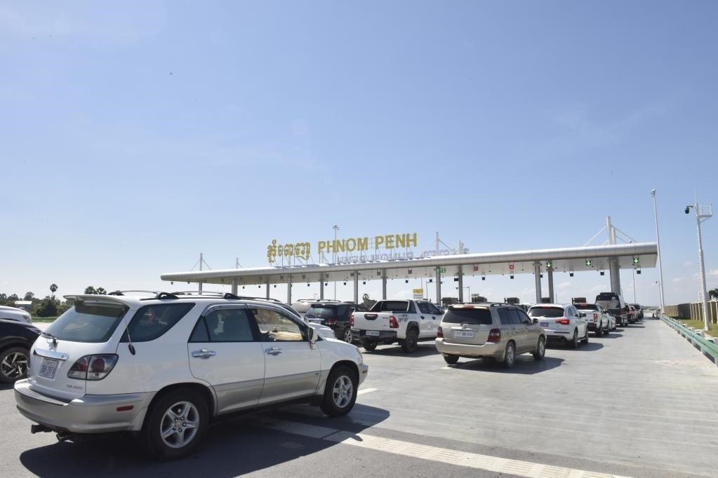 2022年11月7日，車輛在柬埔寨首都金邊的金港高速公路入口處排隊(duì)。金港高速公路連接柬埔寨首都金邊和該國最大深水海港西哈努克港。