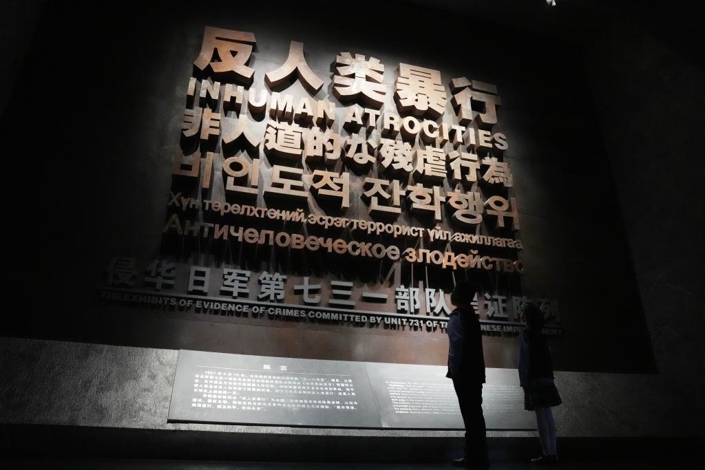 9月18日，青少年在侵華日軍第七三一部隊罪證陳列館內(nèi)參觀。新華社記者 王建威 攝