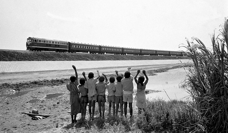 贊比亞魯西瓦西湖畔的少年兒童歡迎坦贊鐵路的列車(chē)通到他們的家鄉(xiāng)（1976年攝）。