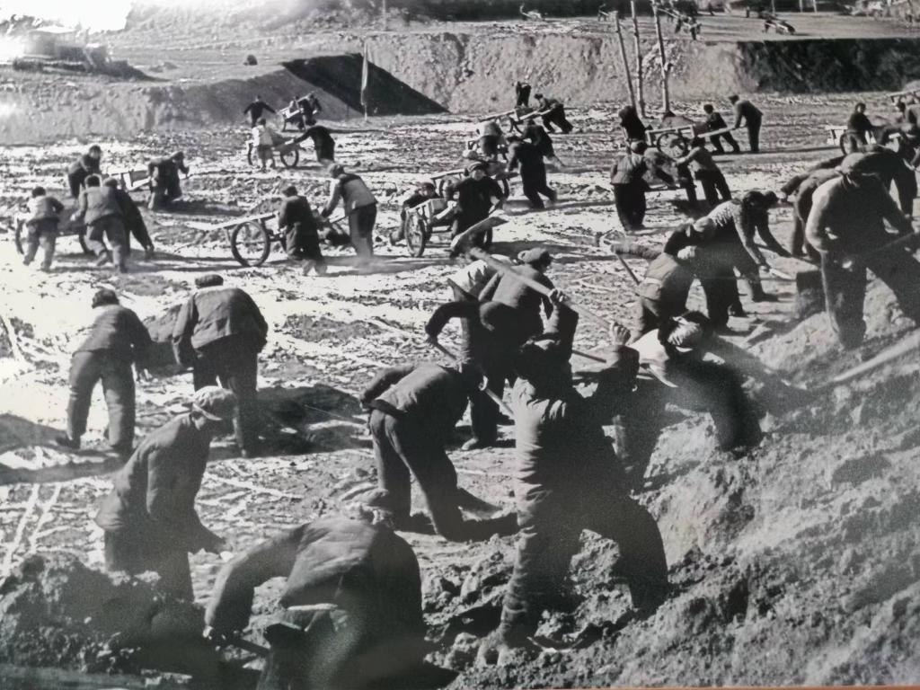 20世紀(jì)70年代，高西溝人治理水土流失場景。（資料圖片）