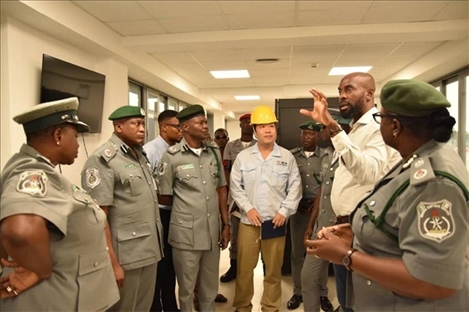 萊基港員工向海關工作人員講解掃描儀使用方法。受訪者供圖