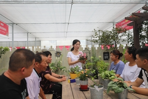 李敏向村民講授花木直播經(jīng)驗(yàn)。受訪(fǎng)者供圖