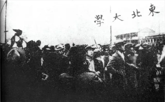 △東北大學(xué)學(xué)生走在一二·九請愿游行隊伍最前列。