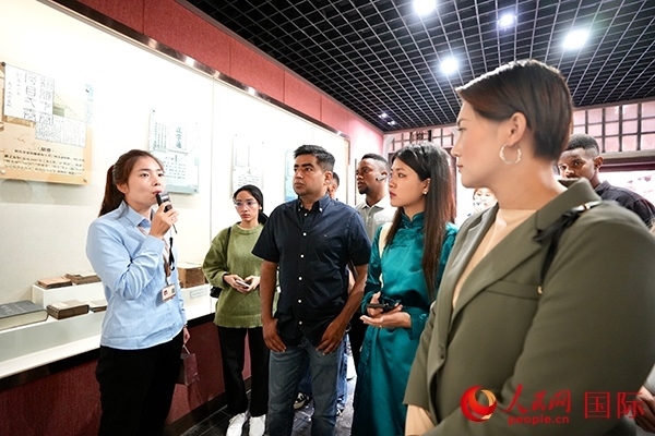 選手們認(rèn)真聆聽(tīng)導(dǎo)游講解。人民網(wǎng) 盧鵬宇攝